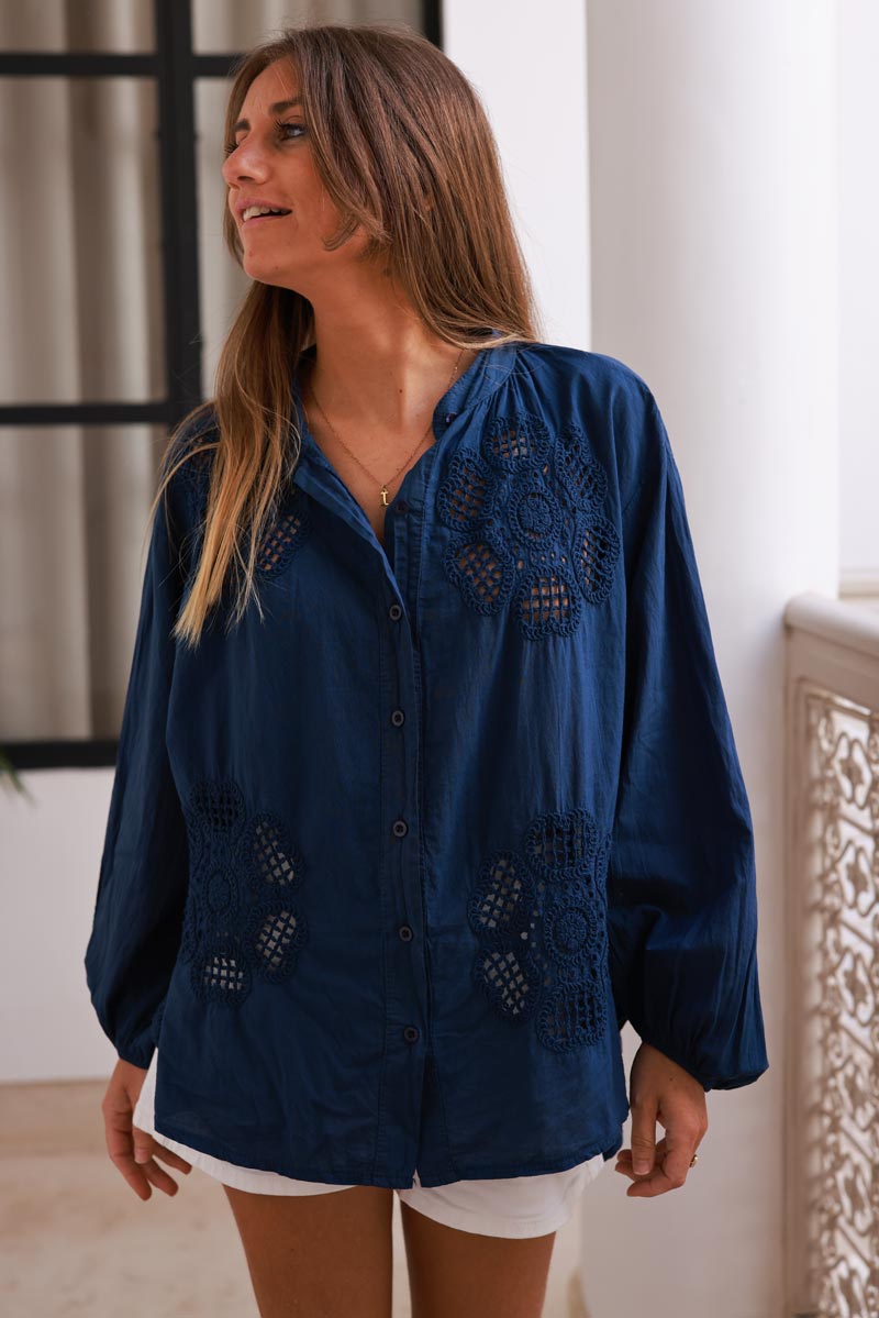 Camisa de algodón azul marino con flores bordadas en crochet