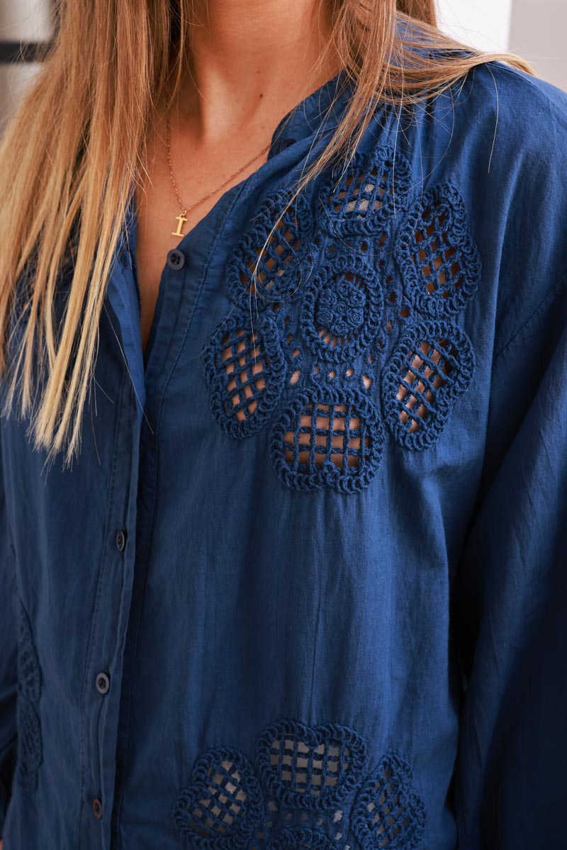 Camisa de algodón azul marino con flores bordadas en crochet