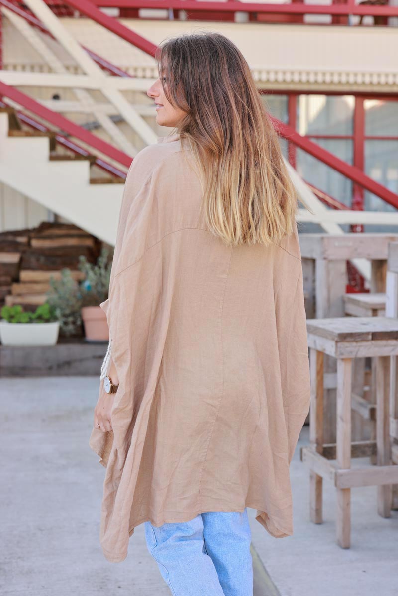 Chemise camel clair large et fluide en lin mélangé broderie palmiers éponge écru
