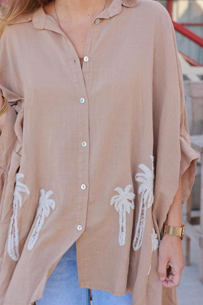 Chemise camel clair large et fluide en lin mélangé broderie palmiers éponge écru