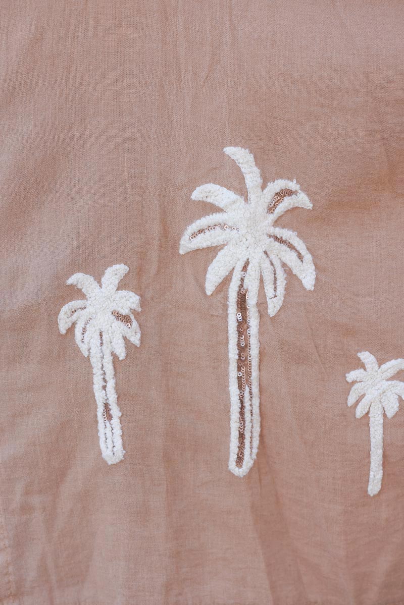 Chemise camel clair large et fluide en lin mélangé broderie palmiers éponge écru