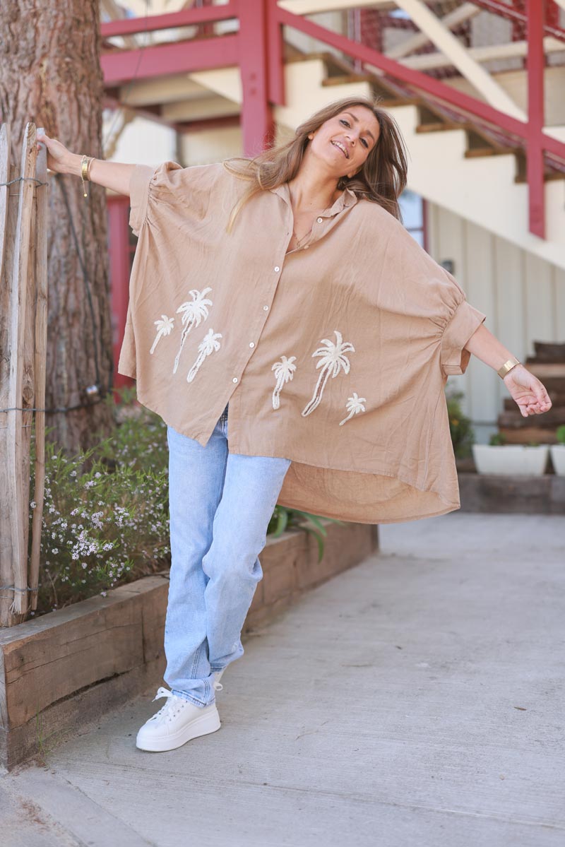 Camisa camel ligera, suelta y fluida, en mezcla de lino con bordado de palmeras en bouclettes color crudo.