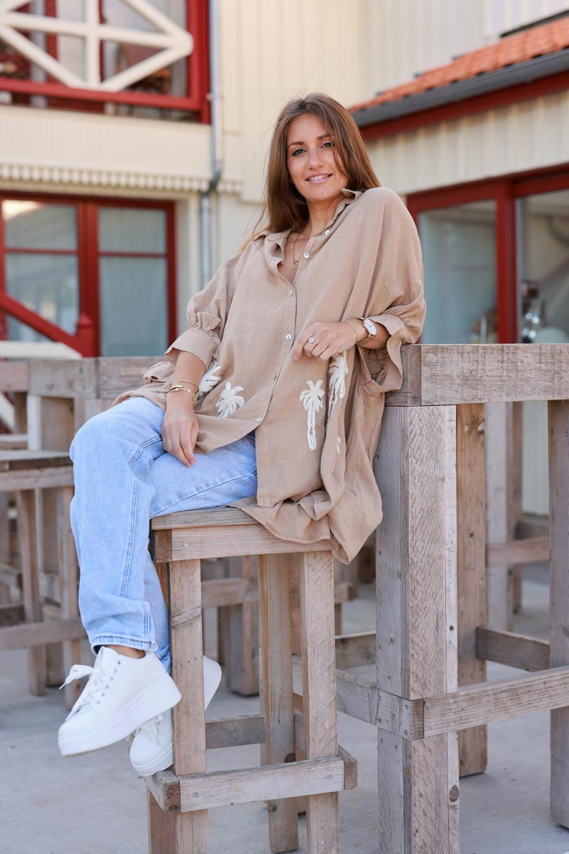 Chemise camel clair large et fluide en lin mélangé broderie palmiers éponge écru