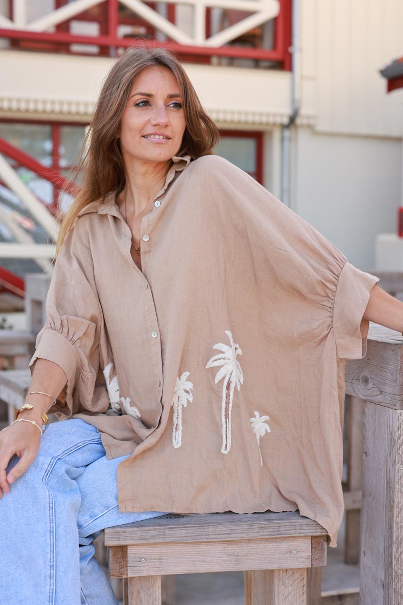 Camisa camel ligera, suelta y fluida, en mezcla de lino con bordado de palmeras en bouclettes color crudo.