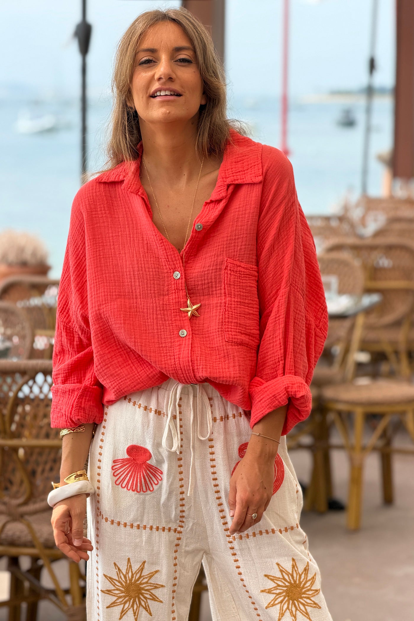 Chemise corail en gaze de coton large avec poche