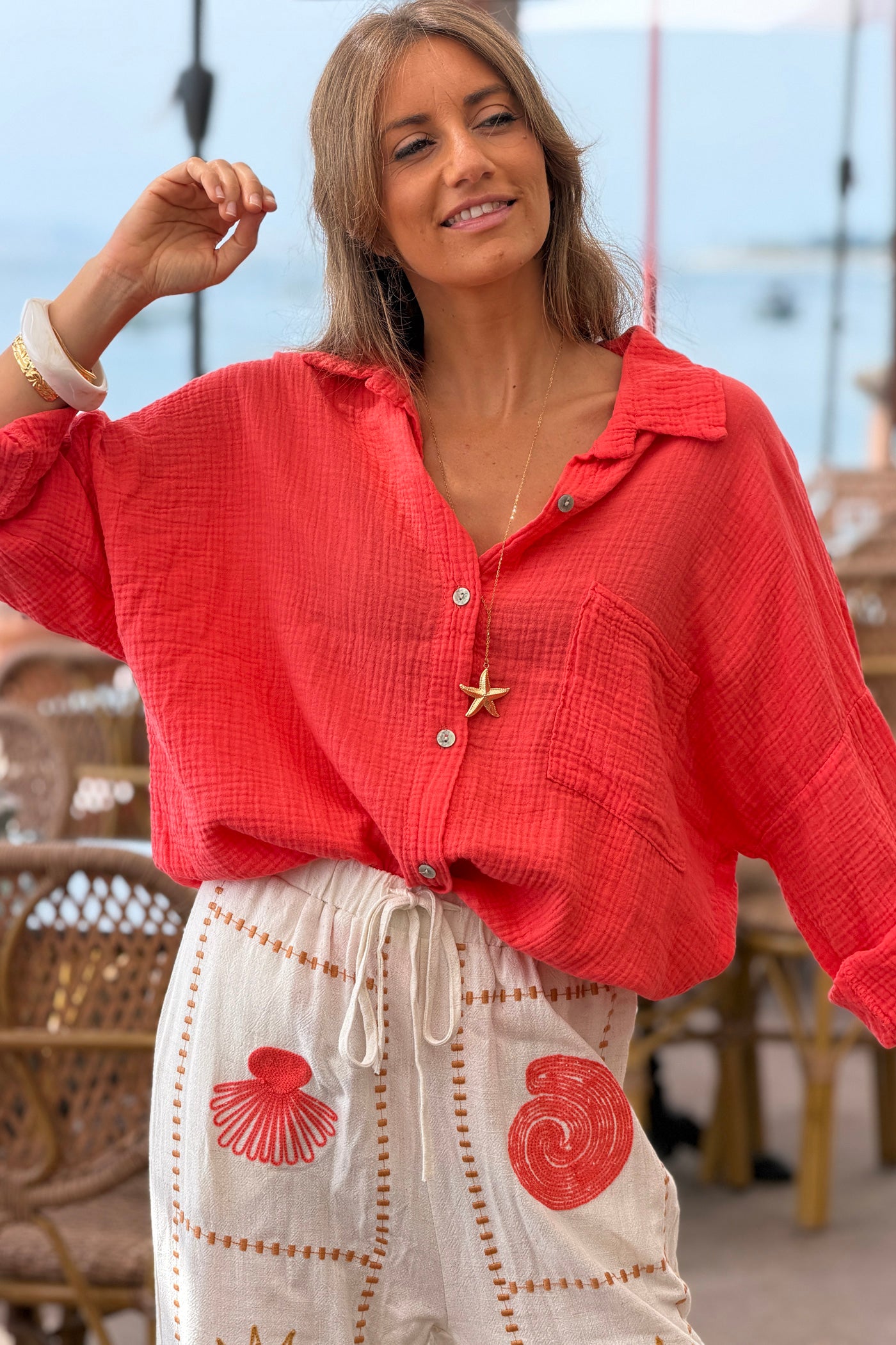Chemise corail en gaze de coton large avec poche