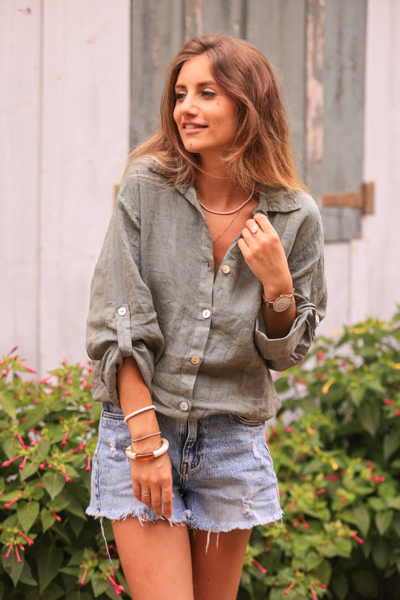Chemise kaki en lin boutons nacrés