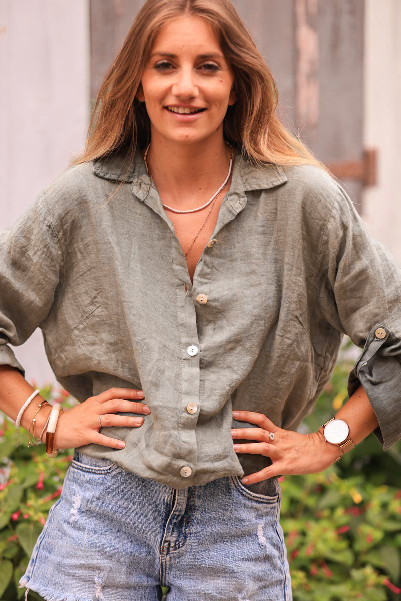Chemise kaki en lin boutons nacrés