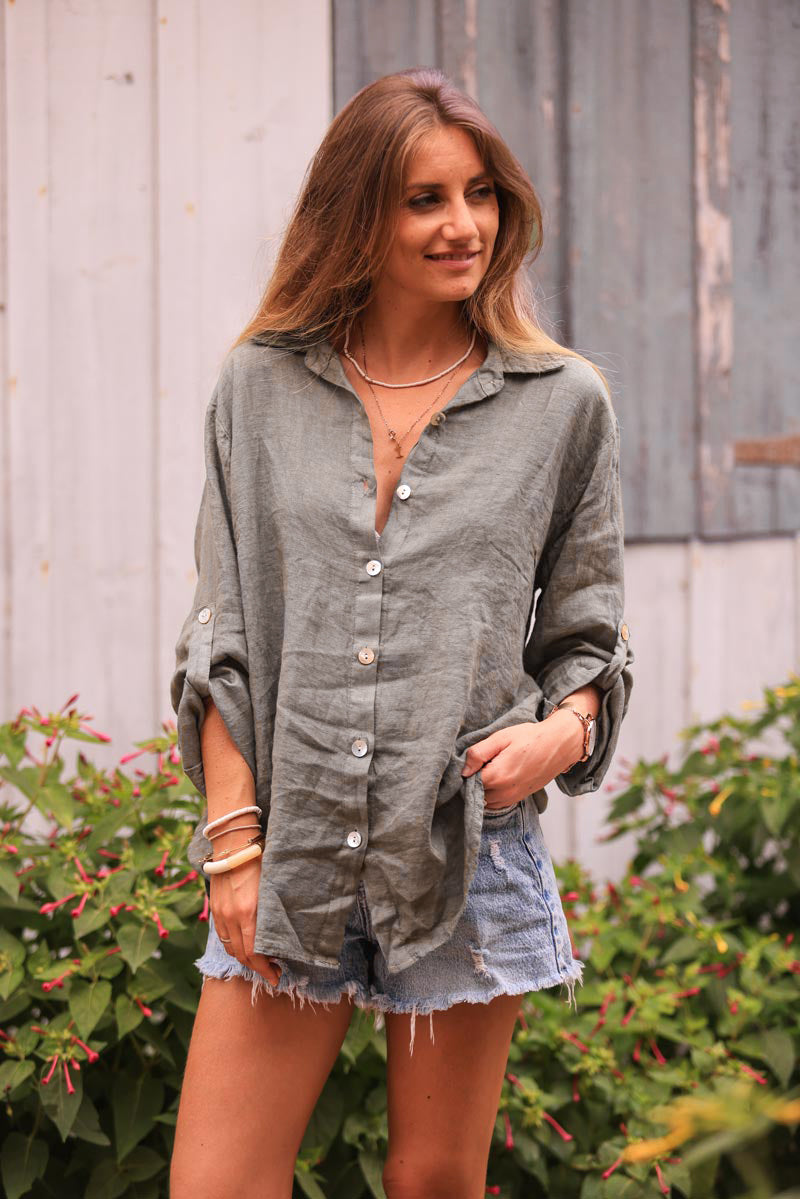 Chemise kaki en lin boutons nacrés