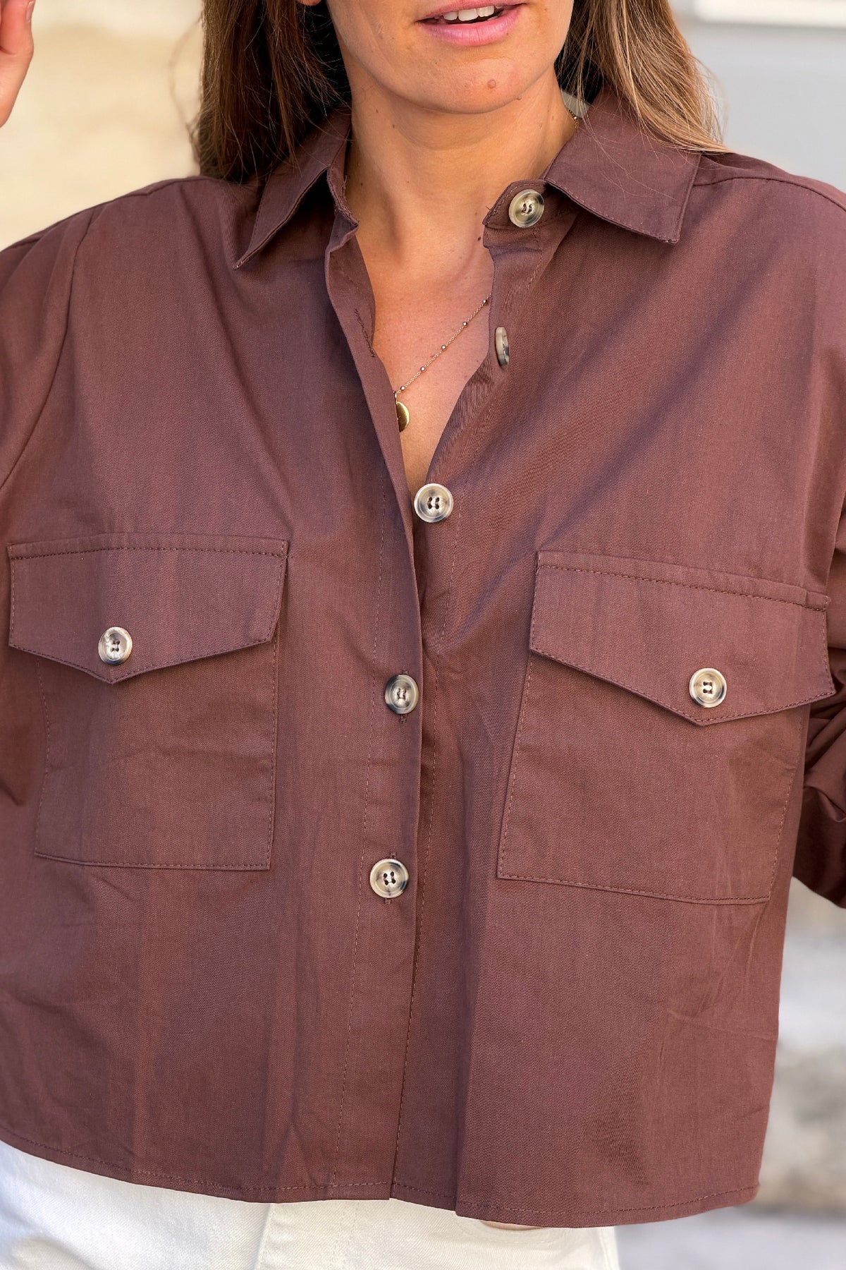 Chemise courte en toile marron boutons écaille et poches