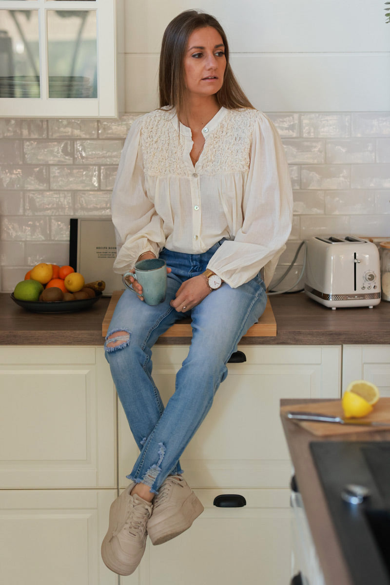 Chemise crème légère col smocké relief effet froissé
