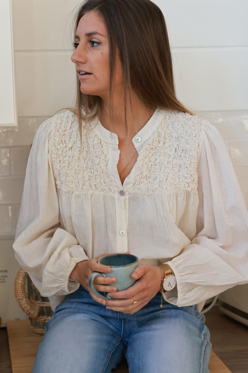 Chemise crème légère col smocké relief effet froissé