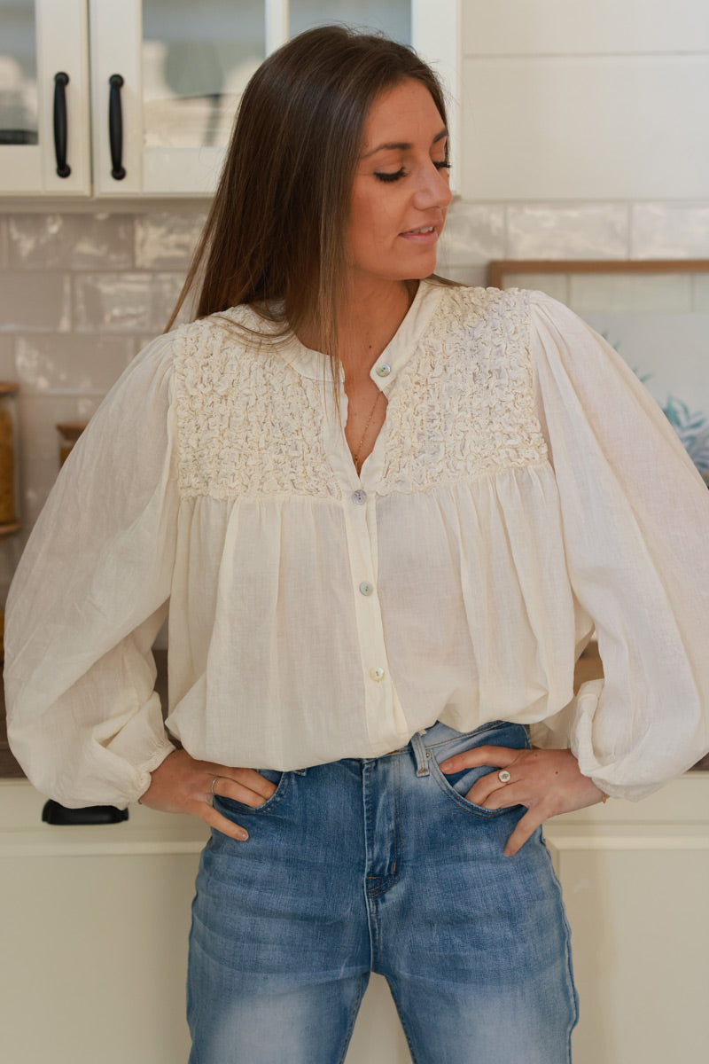 Chemise crème légère col smocké relief effet froissé