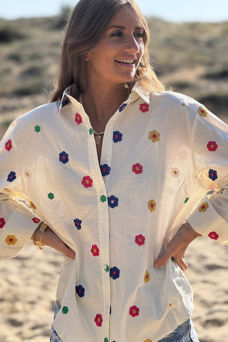 Chemise écrue en coton broderies petites fleurs multicolores