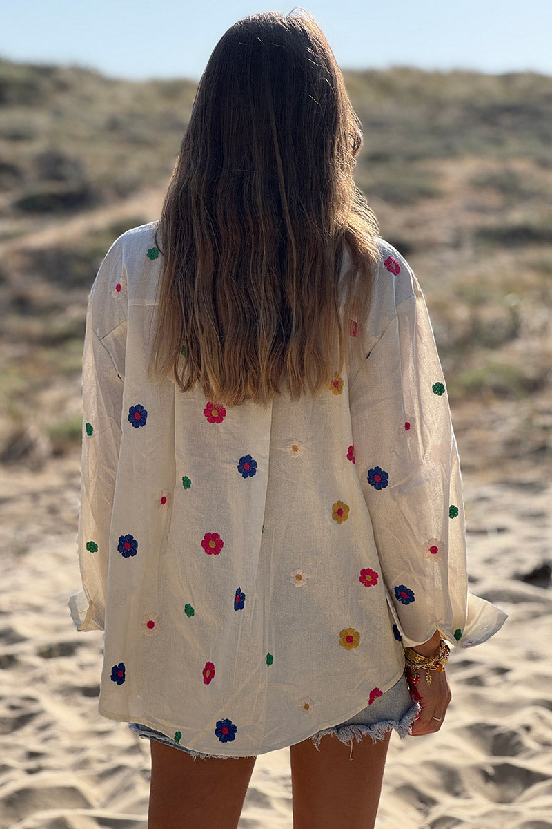 Chemise écrue en coton broderies petites fleurs multicolores