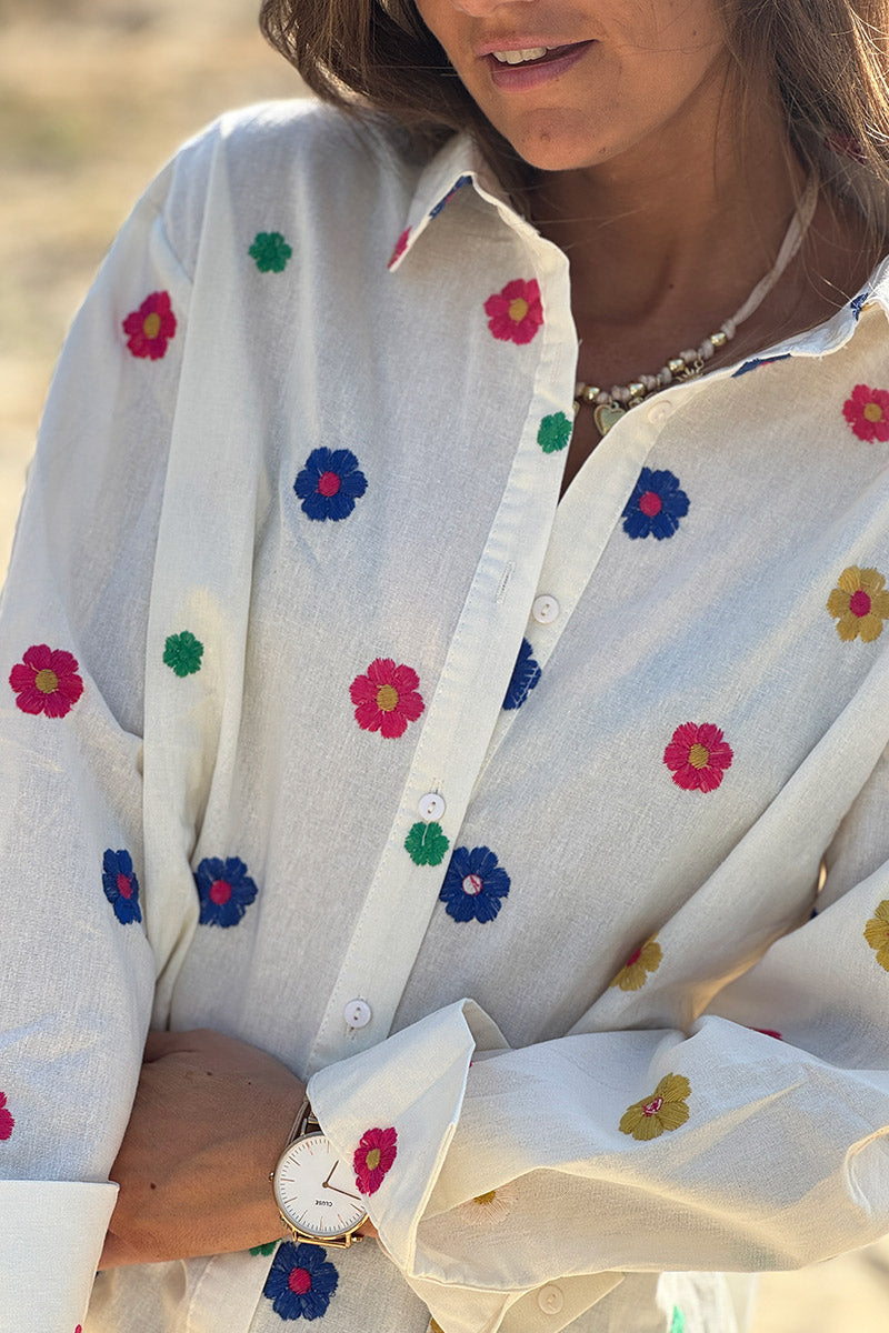 Chemise écrue en coton broderies petites fleurs multicolores