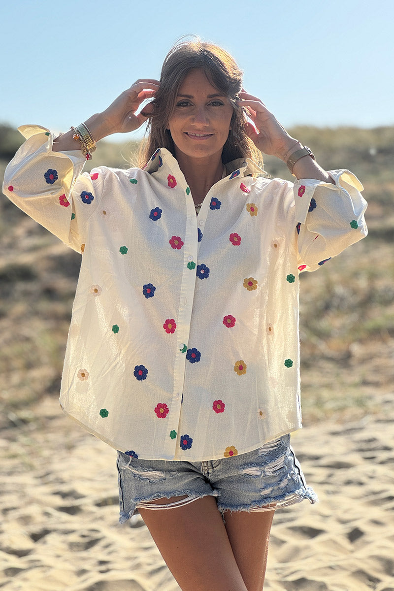 Chemise écrue en coton broderies petites fleurs multicolores