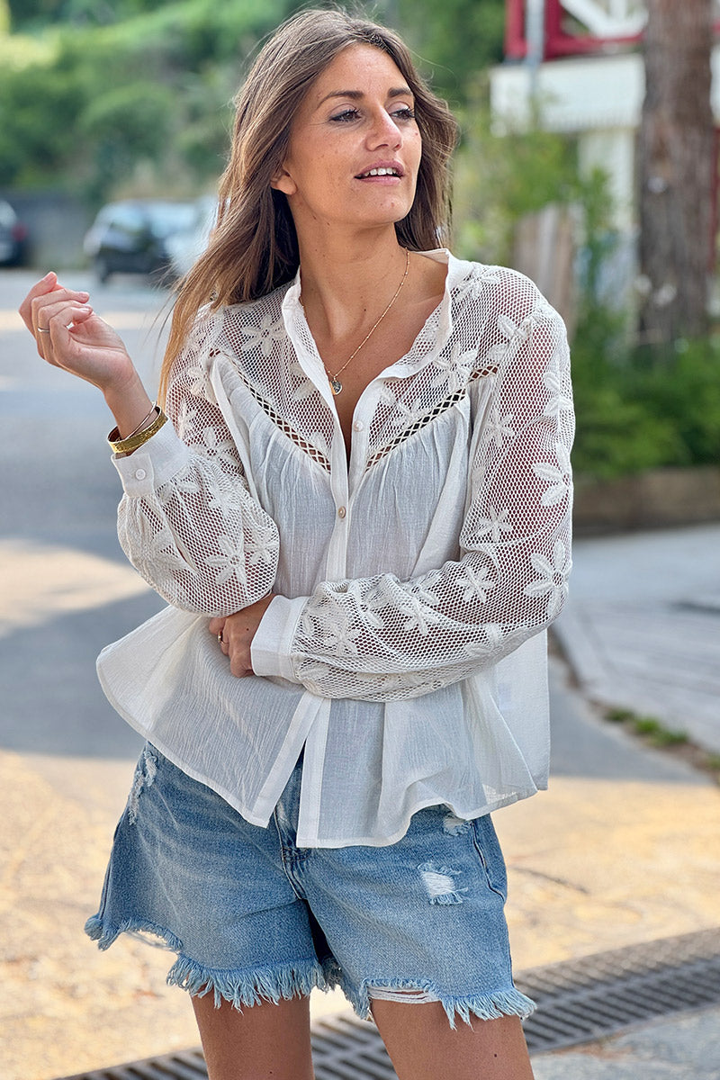 Camisa color crudo con hombros y mangas de crochet y bordado de flores