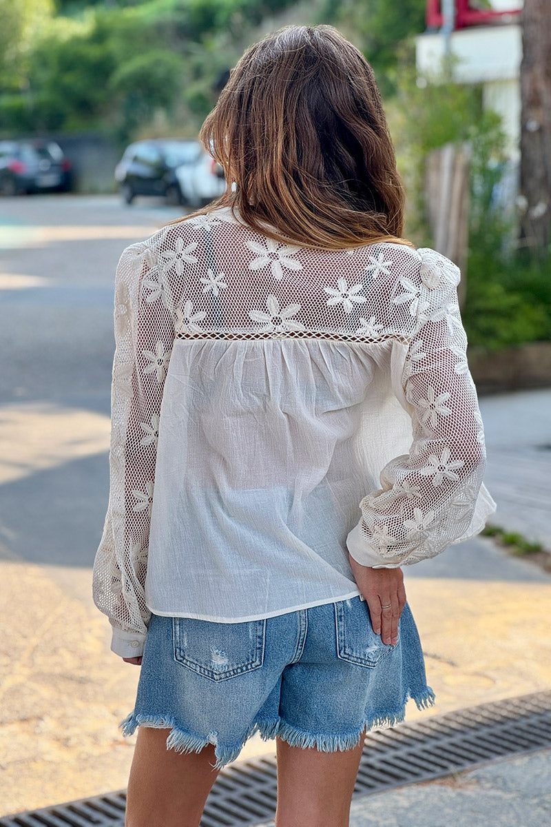 Camisa color crudo con hombros y mangas de crochet y bordado de flores