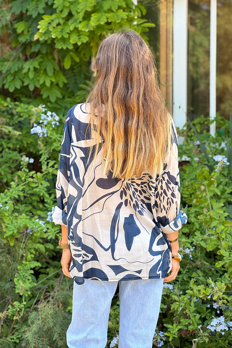Chemise en coton beige imprimé fleurs et feuillage abstrait bleu marine