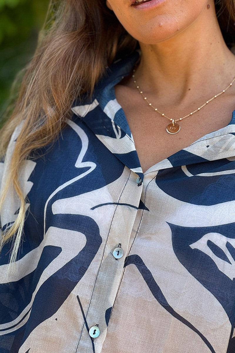 Chemise en coton beige imprimé fleurs et feuillage abstrait bleu marine