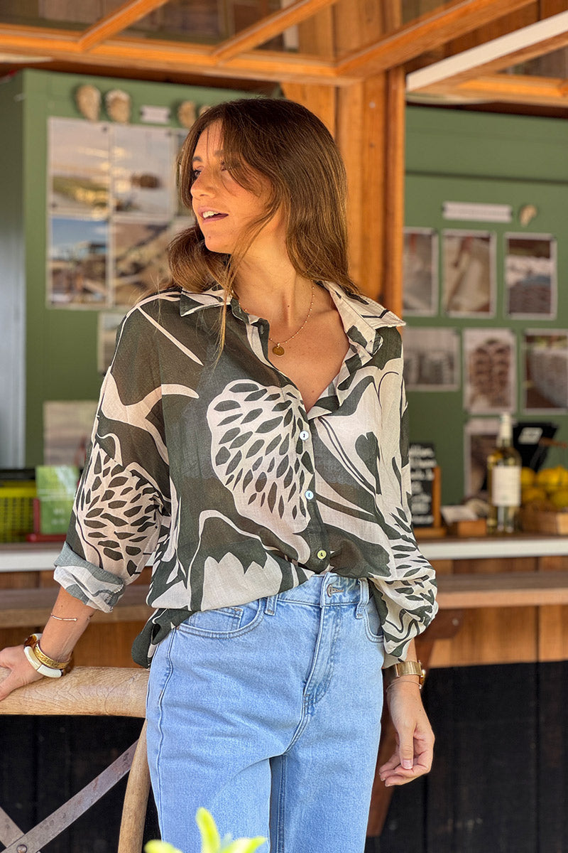 Camisa de algodón beige con estampado abstracto de flores y follaje en color caqui