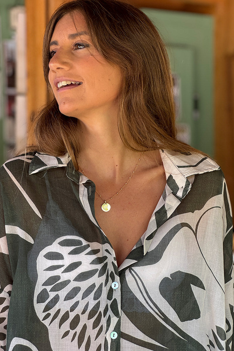 Camisa de algodón beige con estampado abstracto de flores y follaje en color caqui