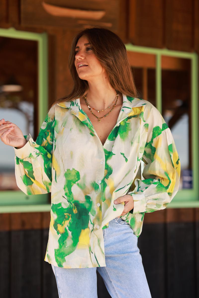 Camisa de algodón de corte recto con estampado de flores de acuarela verde