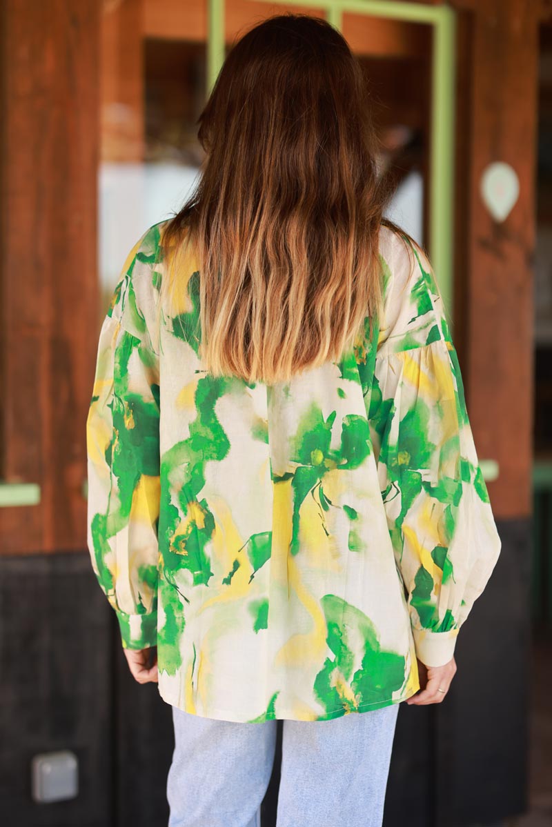 Camisa de algodón de corte recto con estampado de flores de acuarela verde