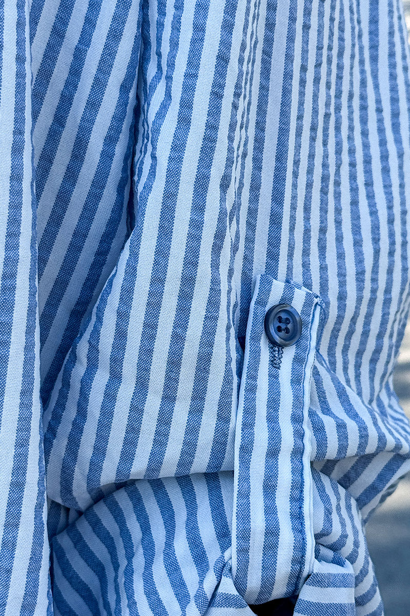 Camisa ligera de seersucker de algodón con efecto gofre y rayas verticales en azul cielo