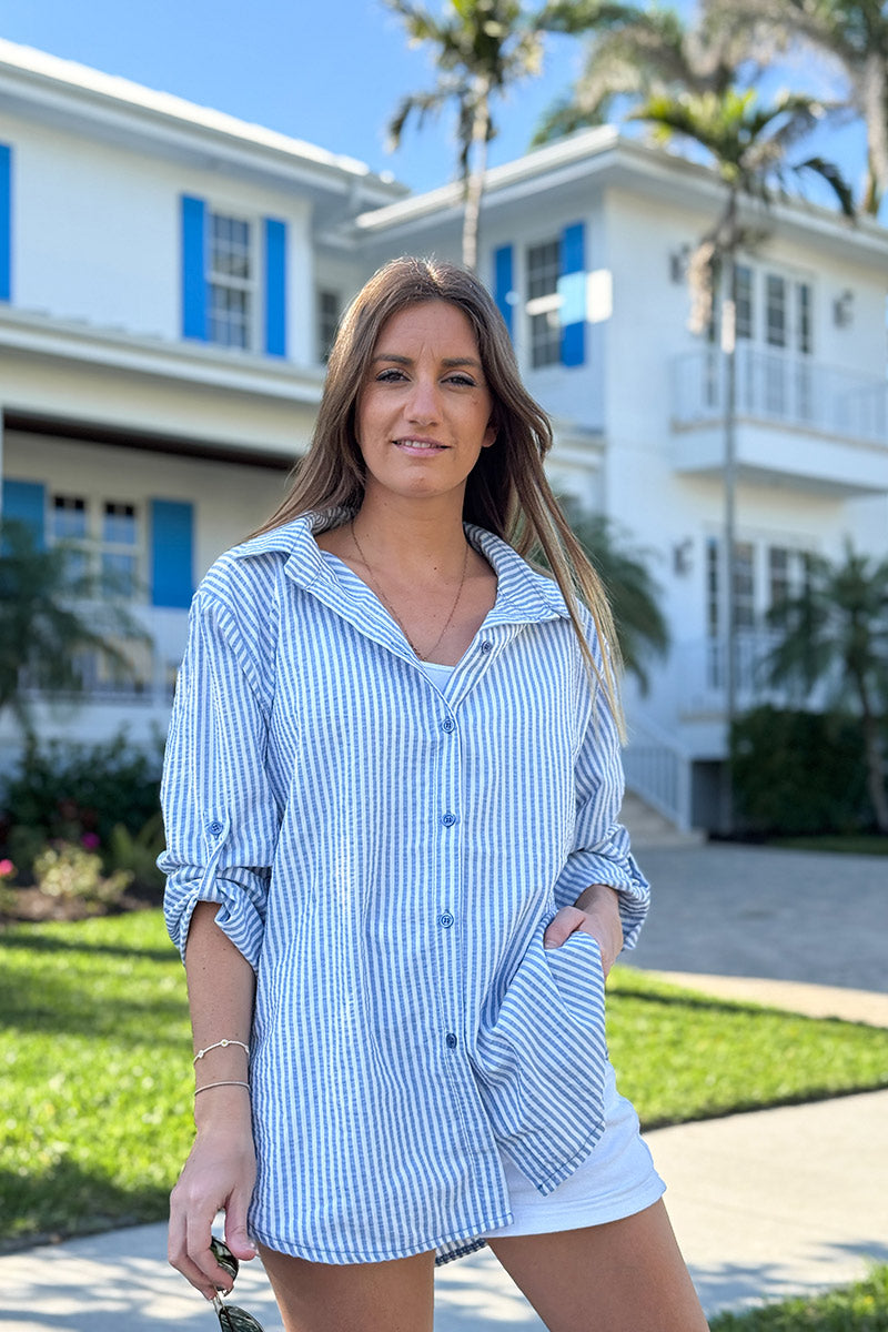 Camisa ligera de seersucker de algodón con efecto gofre y rayas verticales en azul cielo