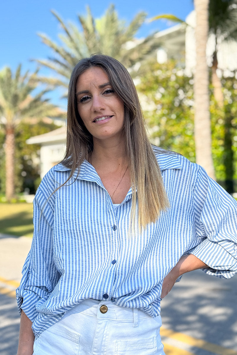 Camisa ligera de seersucker de algodón con efecto gofre y rayas verticales en azul cielo
