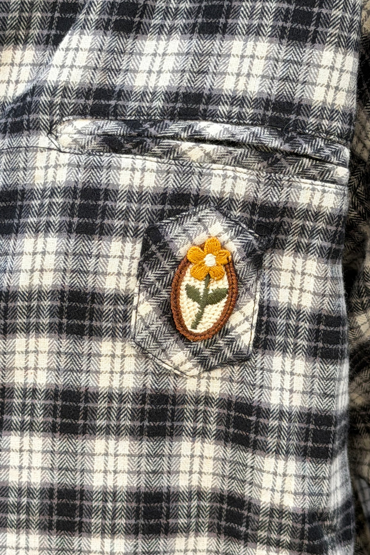 Chemise en flanelle à carreaux noir et blanc détail broderie fleurs écusson