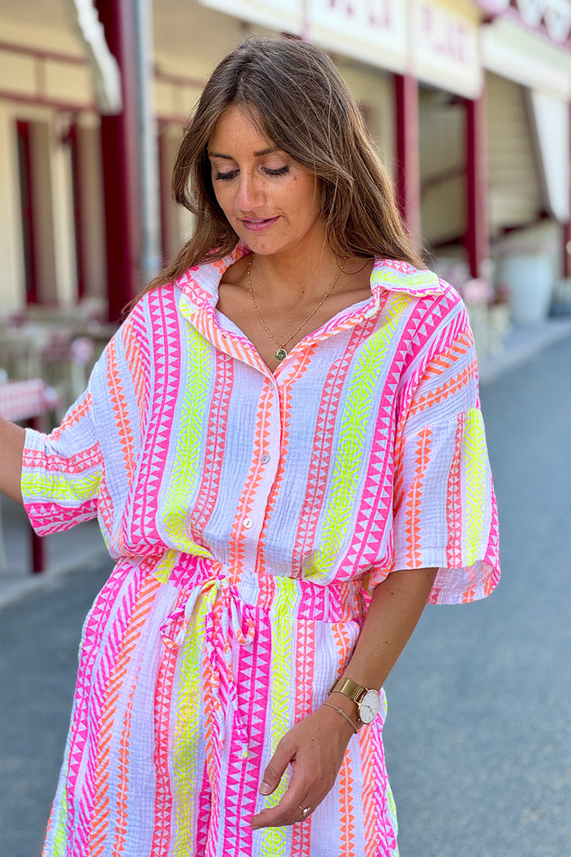 Chemise en gaze de coton imprimé ethnique rose orange et jaune manches courtes