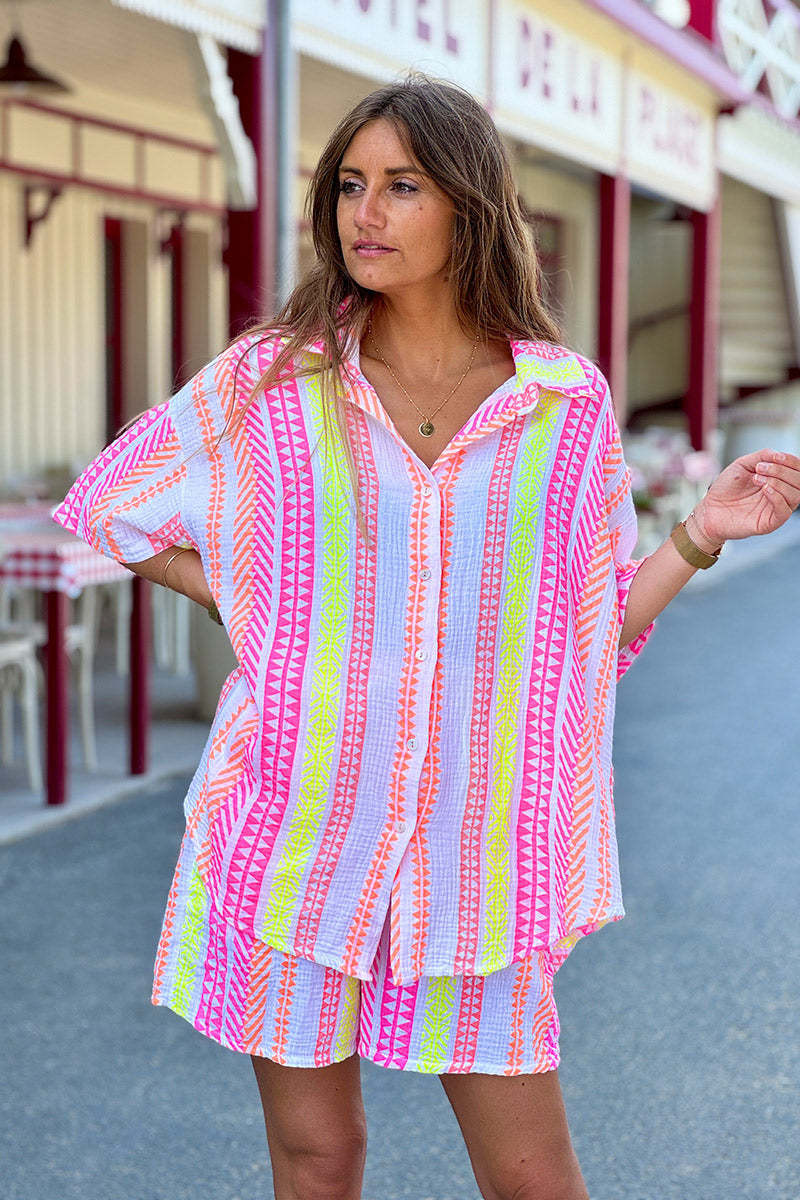 Chemise en gaze de coton imprimé ethnique rose orange et jaune manches courtes