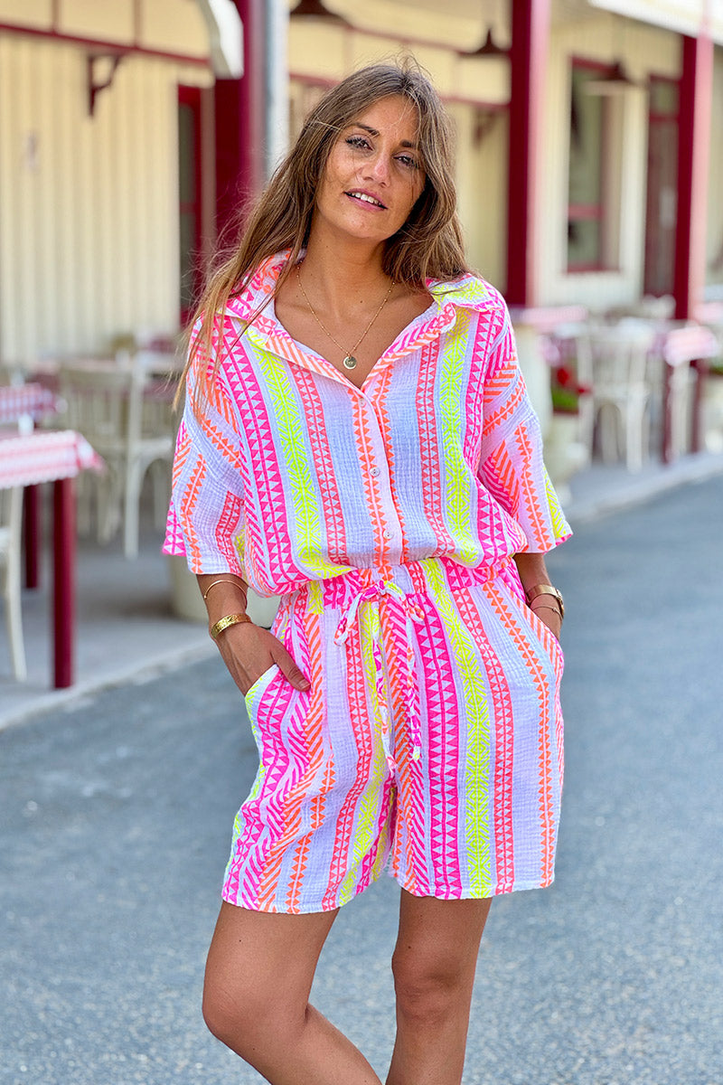 Chemise en gaze de coton imprimé ethnique rose orange et jaune manches courtes