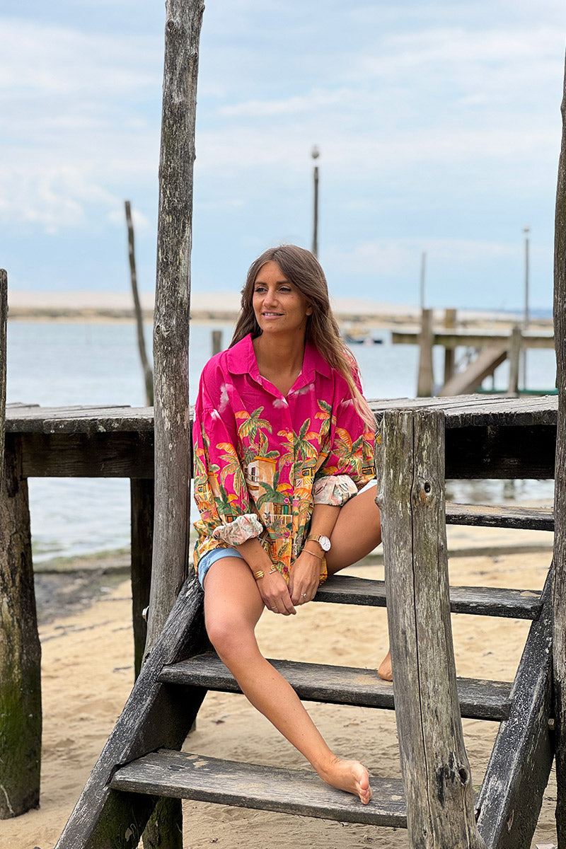Chemise fuchsia imprimé cabanes et palmiers