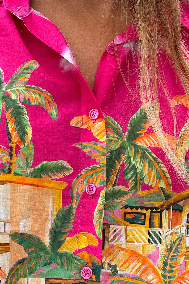 Chemise fuchsia imprimé cabanes et palmiers