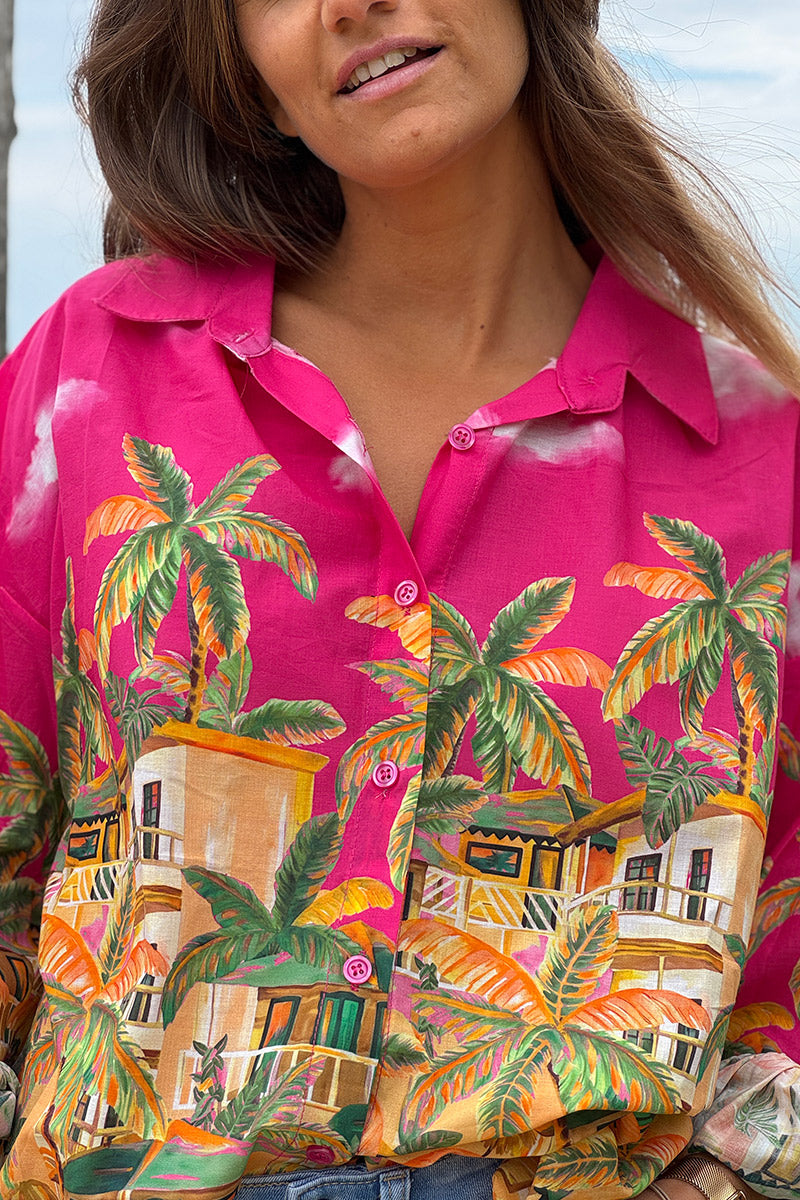 Chemise fuchsia imprimé cabanes et palmiers