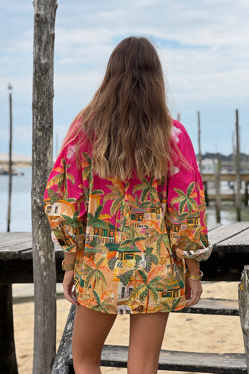 Chemise fuchsia imprimé cabanes et palmiers
