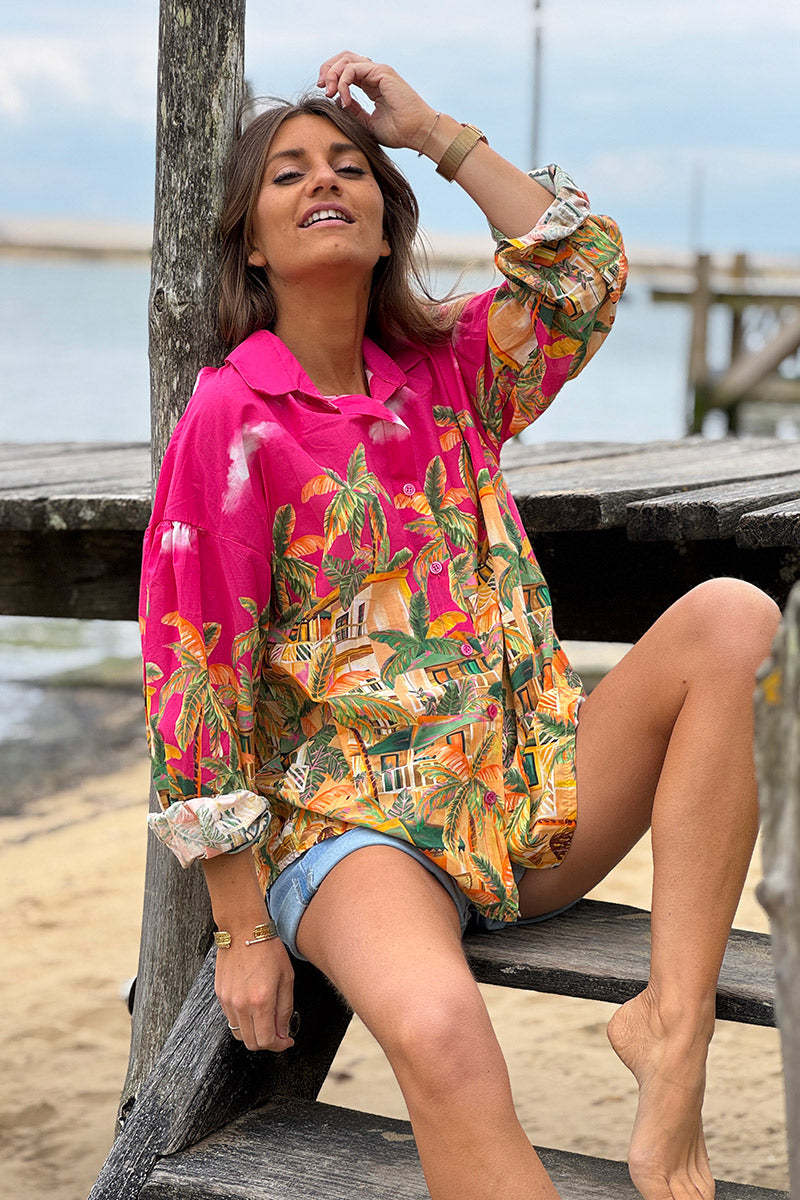 Chemise fuchsia imprimé cabanes et palmiers