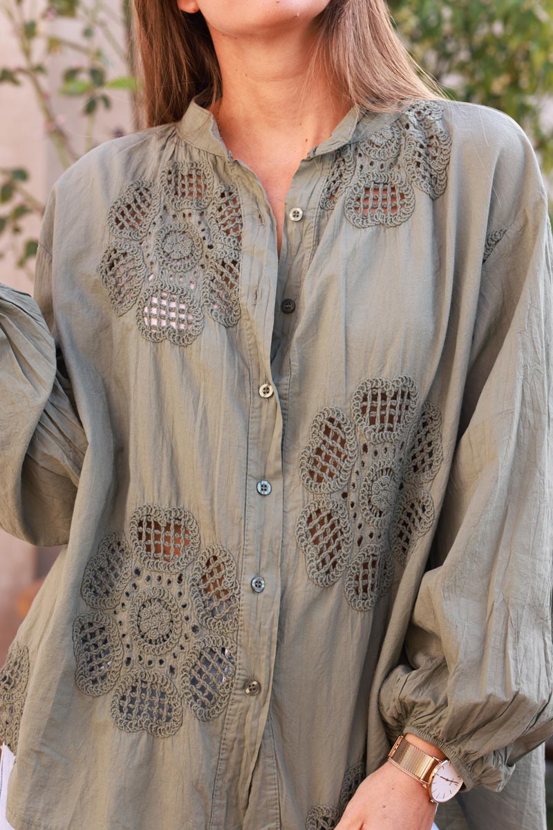 Camisa de algodón color caqui con flores bordadas a crochet