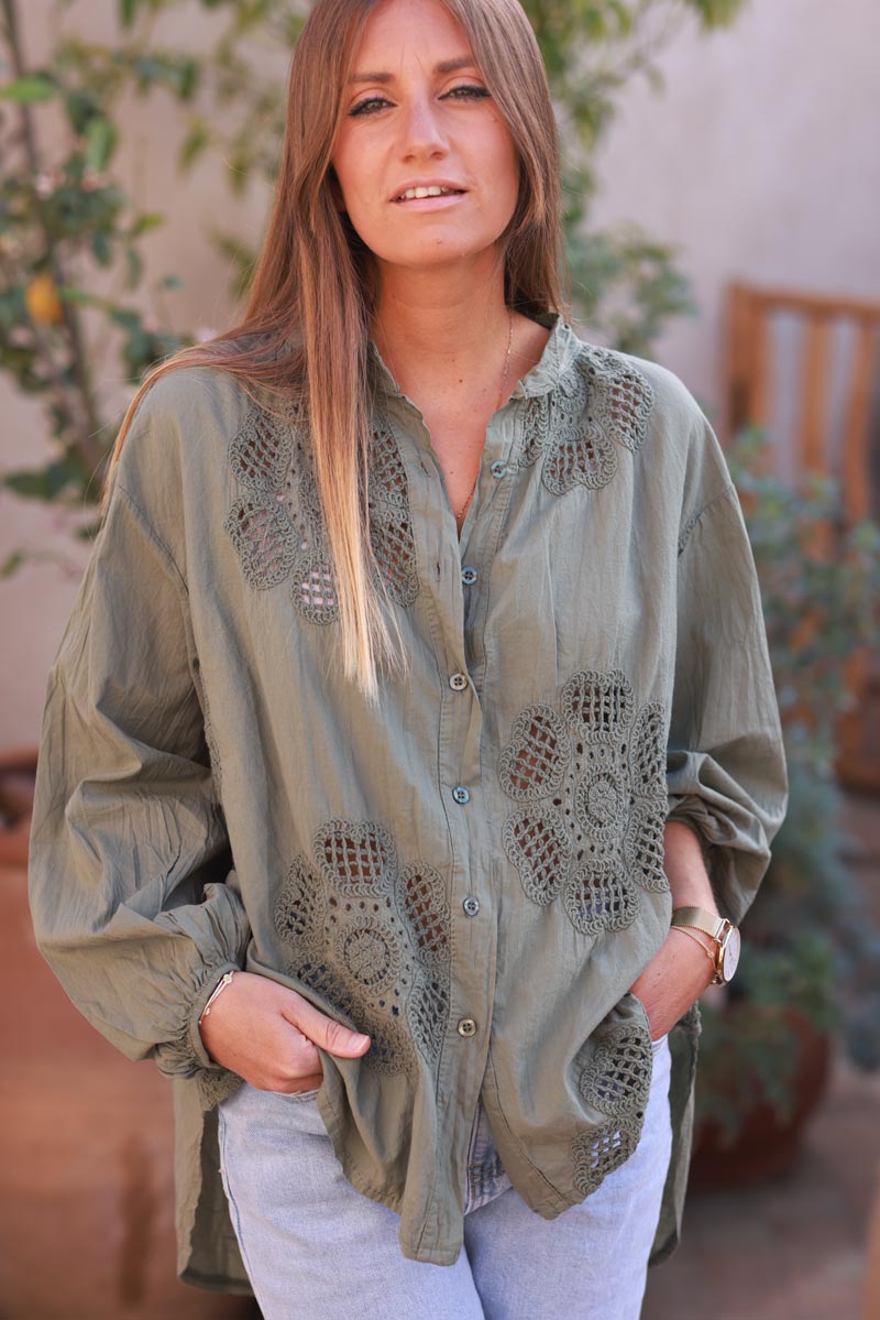 Camisa de algodón color caqui con flores bordadas a crochet