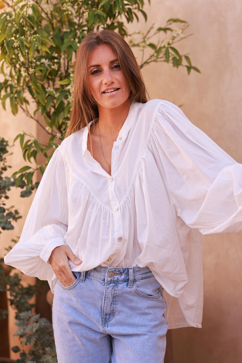 Camisa ancha de algodón color blanco roto con botones de perla y cuello en pico