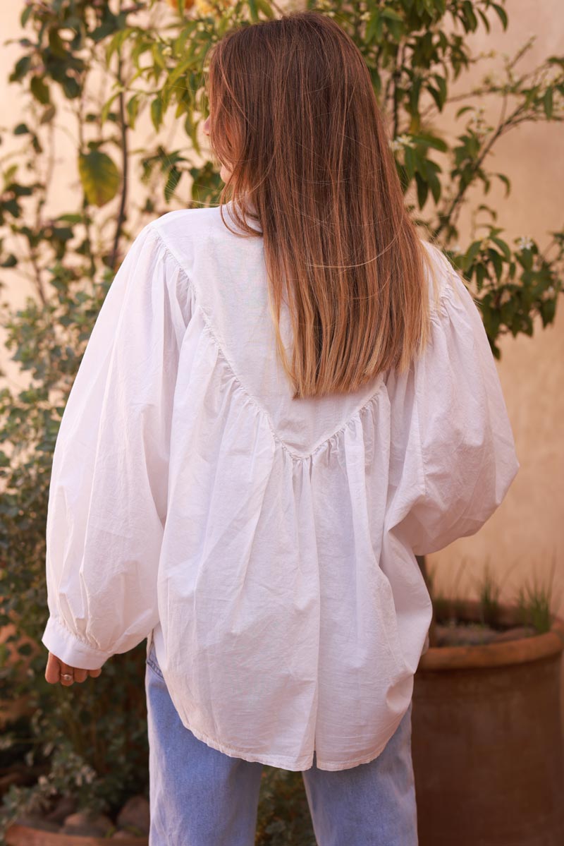 Camisa ancha de algodón color blanco roto con botones de perla y cuello en pico