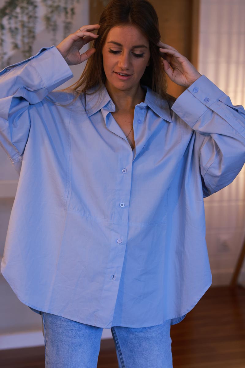 Camisa ancha azul cielo con pespuntes en la pechera