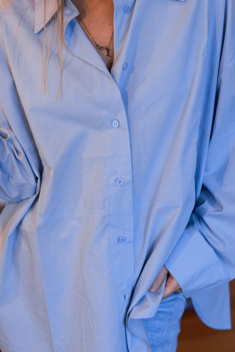 Camisa ancha azul cielo con pespuntes en la pechera