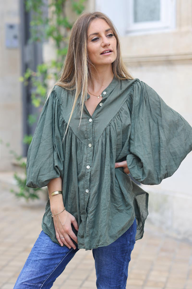 Camisa ancha caqui de algodón con botones nacarados y escote en pico