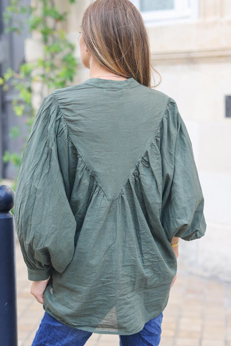 Camisa ancha caqui de algodón con botones nacarados y escote en pico