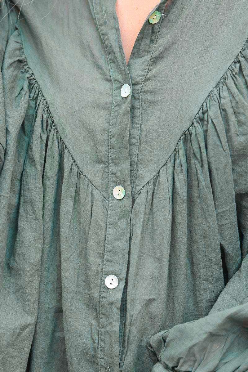 Camisa ancha caqui de algodón con botones nacarados y escote en pico